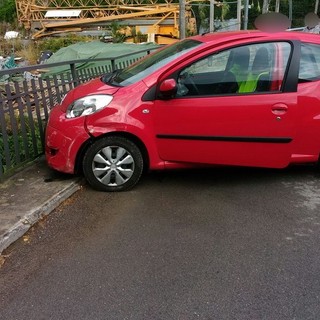 Badalucco: perde il controllo dell'auto e si schianta contro la balaustra, nessuna ferita per un anziano francese (Foto)