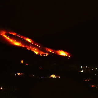 Diano Arentino: 14 ettari distrutti nell'incendio divampato ieri sera, in azione anche il Canadair