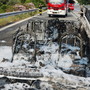 Auto prende fuoco sull'autostrada poco fuori da una galleria: intervento dei Vigili del Fuoco (Foto)