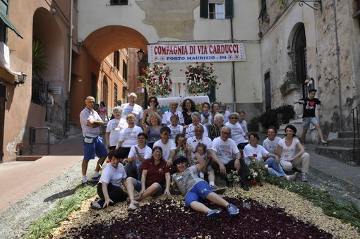 Dieci milioni di petali freschi e secchi per l'infiorata del Corpus Domini di via Carducci ad Imperia