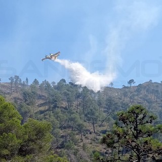 Ventimiglia: incendio boschivo di Airole provocato da un fulmine, oggi roghi tra Bevera e Verrandi. In azione elicottero e Canadair (Video)