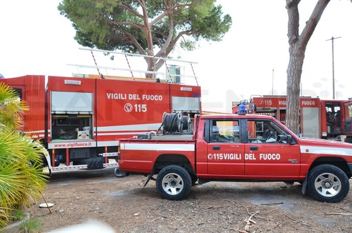 Ventimiglia: ancora un incendio sterpaglie, a fuoco una zona vicina ad un bombolone ed alcune roulotte