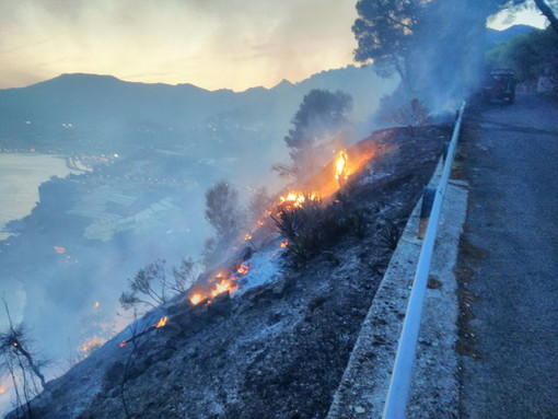 Nuovi incendi a Grimaldi, Pietrabruna e Verezzo a Sanremo, decine di uomini impegnati oltre all'impiego dei mezzi aerei