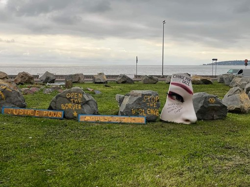 Ventimiglia, scritte No Border sul 'Terzo Paradiso' di Pistoletto alla frontiera