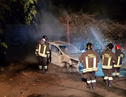 Sanremo: auto rubata nei giorni scorsi data alle fiamme questa notte in strada Solaro Rapalin (Foto)