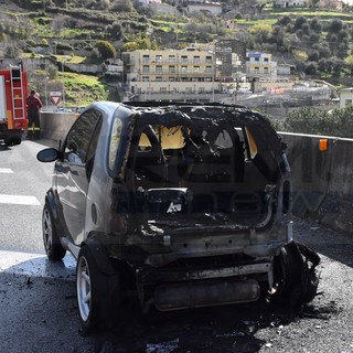 Sanremo: auto prende fuoco sull'Aurelia Bis, conducente riesce ad uscire in tempo (Foto)