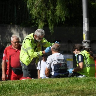 Sanremo: ciclista urtato da un'auto in corso Imperatrice, lievi ferite e intervento di 118 e Croce Rossa