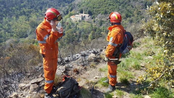 Ventimiglia: vasto incendio nelle campagne attorno a Bevera, sul posto Vigili del Fuoco e Volontari (video)