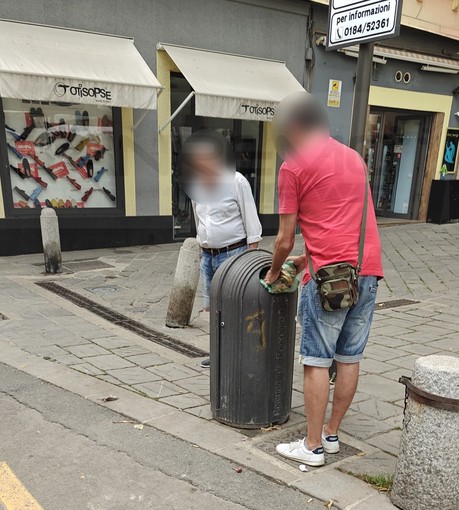 Sanremo: ecco i 'furbetti' dell'immondizia, in due per gettare un sacchetto nel cestino di strada (Foto)