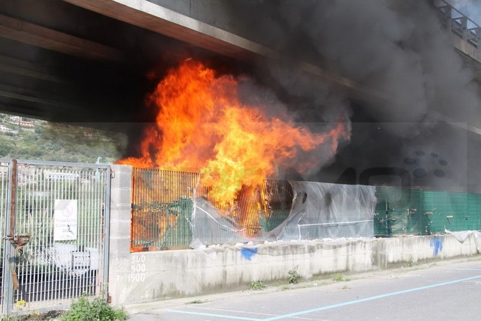 Ventimiglia: fiamme sotto il cavalcavia di Roverino, incendio alle baracche ed alle tende dei migranti (Foto e Video)