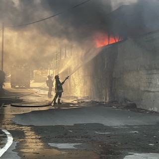Ventimiglia: incendio sul Roya, completamente distrutto un deposito nella zona di Peglia (Foto)