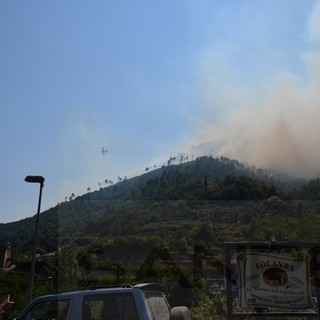 Incendi di ieri in provincia: notte di controlli a Badalucco e Borello, sono tornati in azione i mezzi aerei