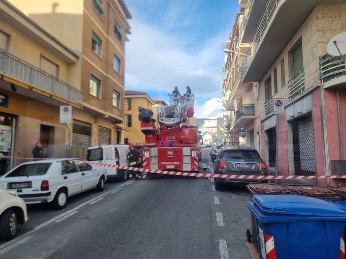 Sanremo: incendio su un terrazzo di via Martiri della Libertà, intervento dei Vigili del Fuoco (Foto)