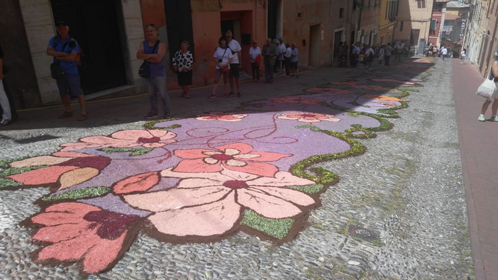 Imperia: ecco le immagini dell'infiorata del 'Corpus Domini di via Carducci' con una moltitudine di splenditi petali di fiori