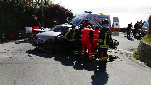 Sanremo: incidente in via Val d'Olivi, 76enne incastrata tra le lamiere in gravi condizioni. Intervento del Vigili di Fuoco e 118 (foto)