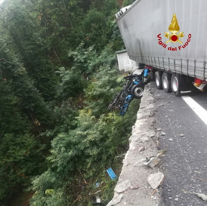 Incidente di Altare: terminate le operazioni di recupero della motrice, tratto autostradale ancora chiuso