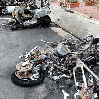 Imperia: alcuni scooter a fuoco nel primo pomeriggio di oggi in via Dalla Chiesa a Piani