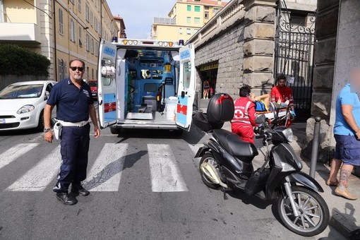 Sanremo: mamma e figlio investiti sulle strisce in via Volta, per fortuna non sono gravi (Foto)