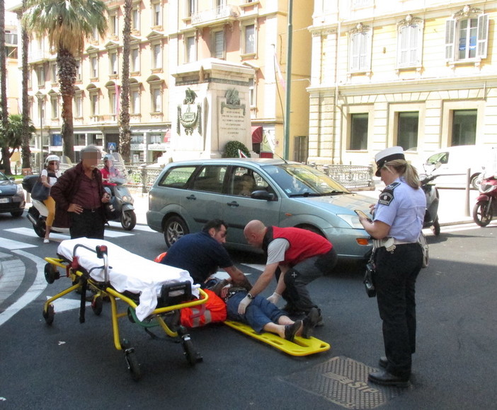 Sanremo: incidente all'incrocio tra via Roma e corso Mombello, donna ferita e forti rallentamenti