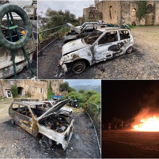 Le due auto incendiate a Bussana Vecchia (foto Stefano Michero)