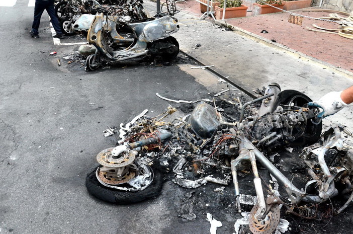 Imperia: alcuni scooter a fuoco nel primo pomeriggio di oggi in via Dalla Chiesa a Piani