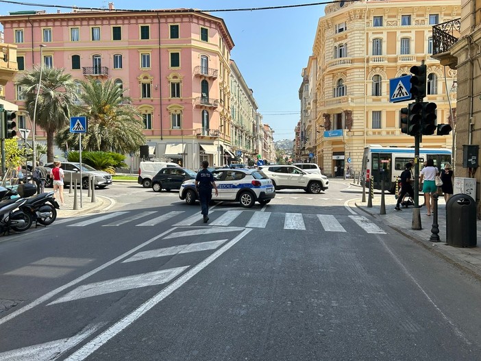 Sanremo: scontro tra auto e moto in via Roma. Sessantenne trasportato al pronto soccorso