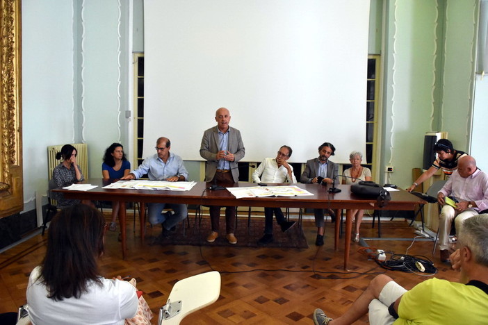 Sanremo: il Comune incontra i genitori degli studenti ex 'Pascoli' che andranno al Mercato dei Fiori, presentato il progetto (Foto)