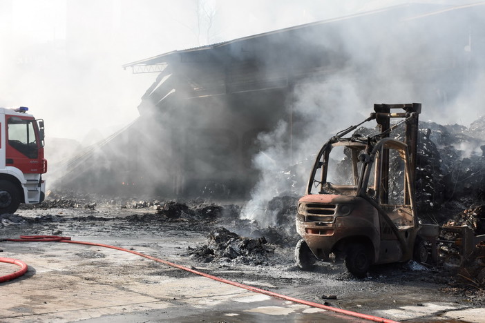 Sanremo: incendio di stamattina alla 'Recup Fer' vietato l'uso dell'acqua sorgiva e la raccolta di ortaggi e frutta nella zona