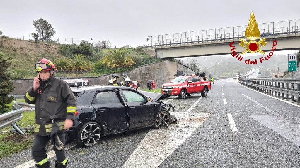 Incidente Sull'autostrada A10: Auto Si Schianta All'uscita Di Imperia ...