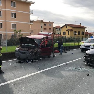 Riva Ligure: scontro frontale sull'Aurelia, auto completamente distrutte e per fortuna 3 feriti lievi (Foto e Video)