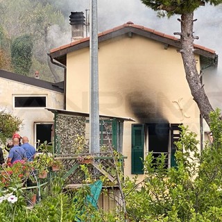 Ospedaletti: incendio in un'abitazione isolata di via Poggi Terrine, salvato un uomo all'interno (Foto e Video)