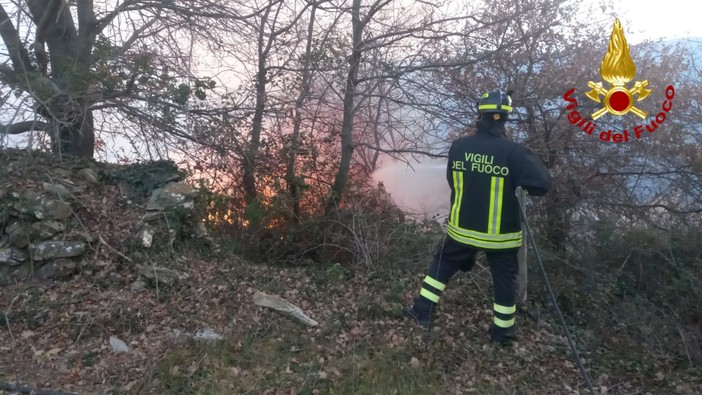 Pietrabruna: incendio boschivo nel pomeriggio sul monte Follia, intervento dei Vigili del Fuoco (Foto)