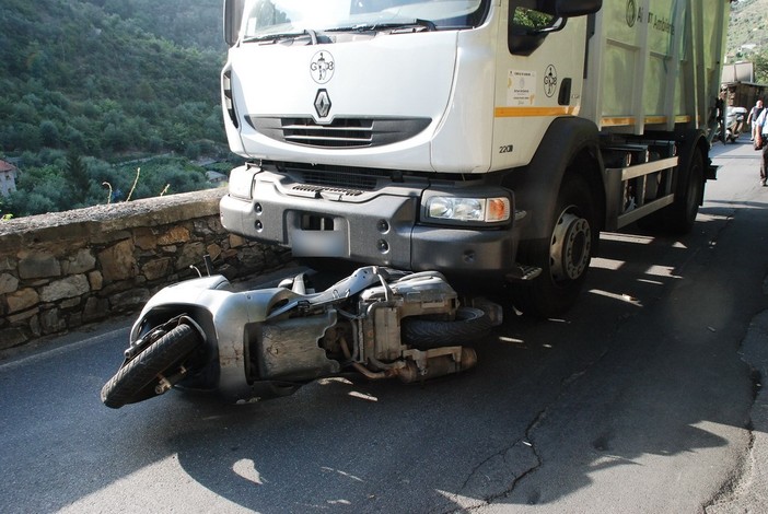 Sanremo: scontro frontale moto-camion a Verezzo, centauro quasi 'miracolato'