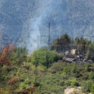 Incendio boschivo in atto tra Camporosso e Dolceacqua: in azione Vigili del Fuoco, volontari ed elicottero
