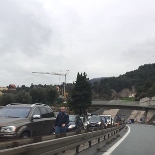 Incidente all'uscita autostradale di Mentone, autostrada bloccata in direzione Italia