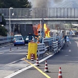 Camion in fiamme sulla A10 tra Andora e San Bartolomeo al Mare, riaperta poco dopo le 20 l'autostrada