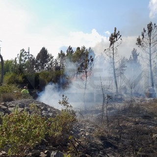 Ventimiglia: incendio sul Monte Pozzo presidiato anche stanotte, stamane la pioggia e più tardi una ricognizione