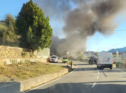 Ventimiglia: incendio di un capanno nella zona di Porra, intervento dei Vigili del Fuoco e rogo spento (Foto)
