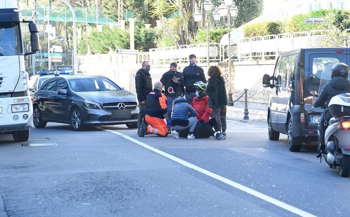 Sanremo: donna si schianta contro un'auto mentre viaggia in scooter, trasportata in ospedale (Foto)