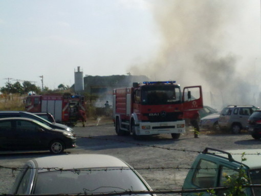 Imperia: le foto dell'incendio al parcheggio dell'ex ferriere di oggi pomeriggio