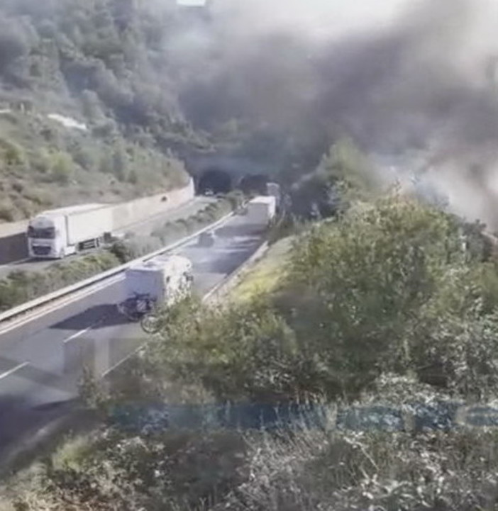 Sanremo: incendio di un'auto nella zona di Collette Beulle, alta colonna di fumo ma nessun ferito (Video)