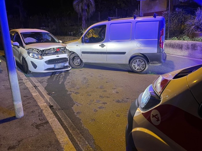 Sanremo: scontro tra due auto in via Padre Semeria, due feriti lievi e strada chiusa (Foto)