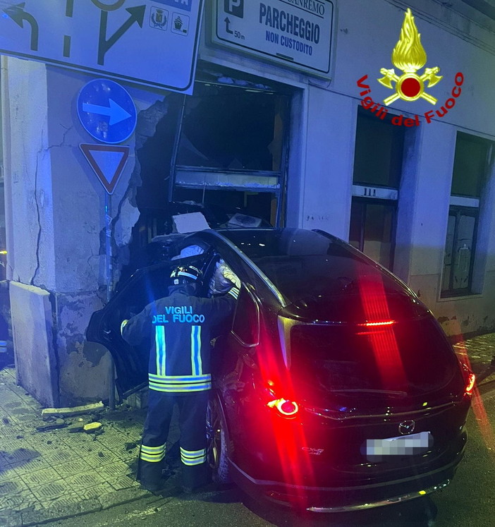 Sanremo: con l'auto ad alta velocità si schianta contro l'ex stazione, salvo per miracolo (Foto)