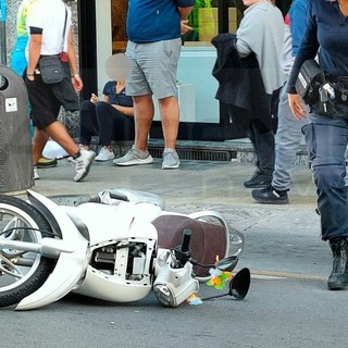 Sanremo: incidente stradale in via Roma, 33enne lievemente ferita cadendo dallo scooter (Foto)