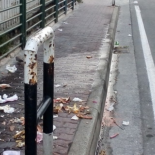 Sanremo: immondizia abbandonata in via San Francesco, un lettore &quot;Fare due passi in più no?&quot; (Foto)