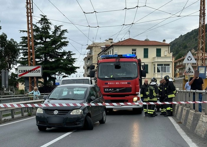 Ventimiglia: malore in auto, 49enne perde il controllo del mezzo. Strada chiusa e lunghe code (Foto)