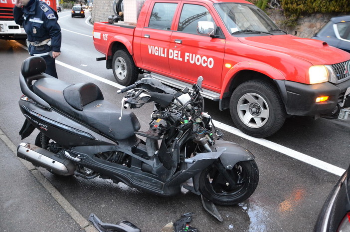 Sanremo: asfalto viscido per la pioggia, uomo cade con lo scooter a Capo Nero