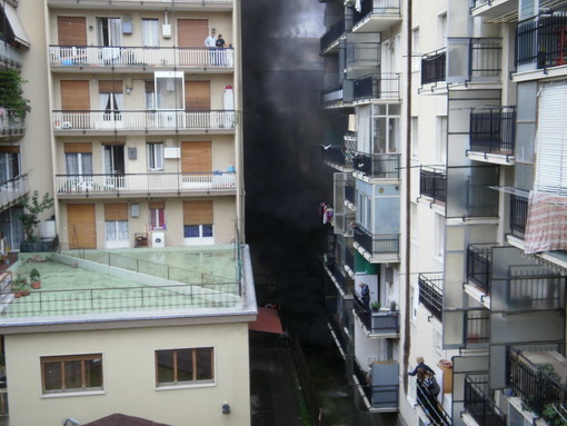 Ventimiglia: incendio di oggi in via Oberdan, le foto della nostra lettrice Debora