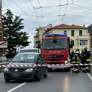 Ventimiglia: malore in auto, 49enne perde il controllo del mezzo. Strada chiusa e lunghe code (Foto)