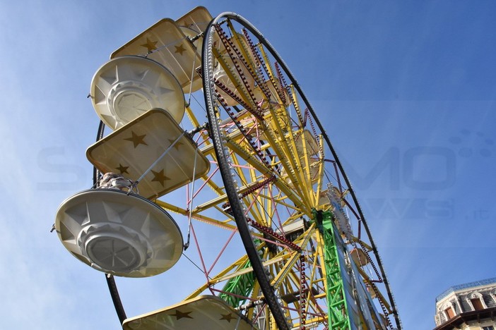 La ruota panoramica sul piazzale Dapporto